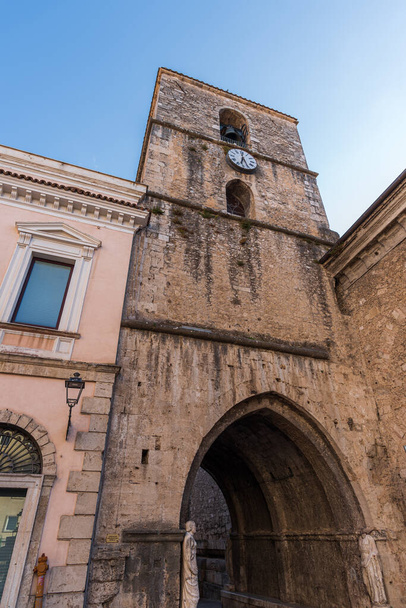 Isernia, Molise. De kathedraal van St. Peter de apostel is de belangrijkste katholieke gebouw van de stad Isernia, moederkerk van het bisdom Isernia-Venafro. - Foto, afbeelding