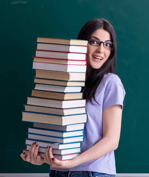 La joven profesora alumna frente al tablero verde - Foto, Imagen
