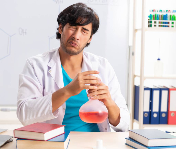 Nuori opiskelija kemisti luokkahuoneessa - Valokuva, kuva