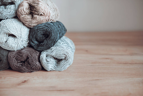 Espinhos empilhados de fios de algodão em cores diferentes. Fio para tricô com agulhas e crochê. - Foto, Imagem