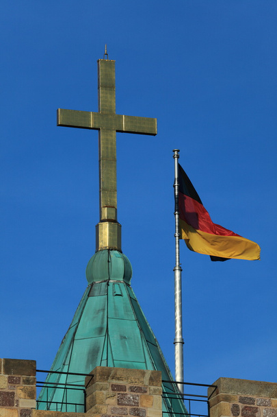 Ο Σταυρός και η γερμανική σημαία η κάστρο Wartburg - Φωτογραφία, εικόνα