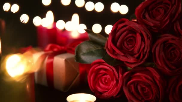 Piękny bukiet czerwonych róż i prezenty - Materiał filmowy, wideo