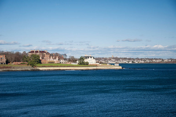Большие дома, выстроенные вдоль побережья вдоль скалы, гуляют в Ньюпорте Род-Айленд осенью.  - Фото, изображение