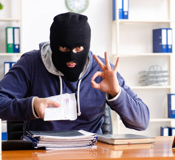 The male thief in balaclava in the office - Photo, Image