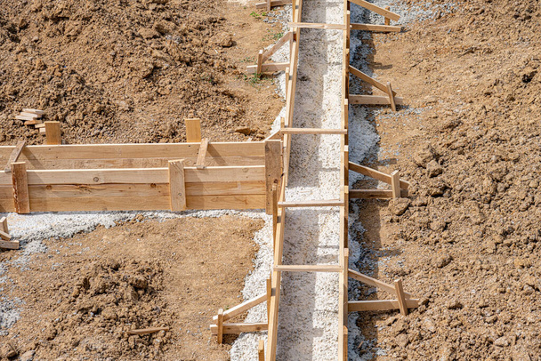 Coffrage en bois pour couler les fondations en béton de la maison. Construction de fondations. - Photo, image