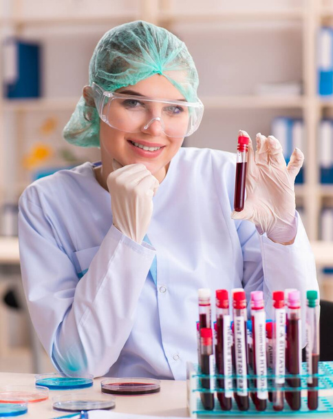 The young female chemist working in the lab - Zdjęcie, obraz
