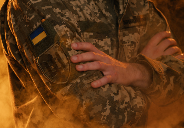 Ozbrojené síly Ukrajiny. Fotografie z blízka vojenského muže ve tvaru pixelu v barevném kouři. Obránce Ukrajiny - Fotografie, Obrázek