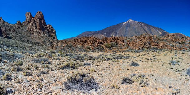 Nationaal Park Teide in de bergen Tenerife. Canarische Eilanden. Vulkaankraterpiek hoogste in Spanje.  - Foto, afbeelding