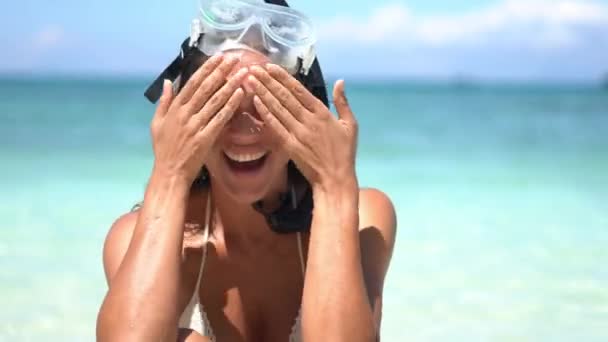 Imágenes de video de 4k de una atractiva joven soplando besos mientras bucea en un océano durante el día. - Imágenes, Vídeo
