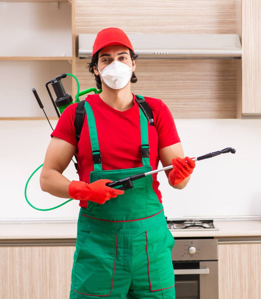 Ο επαγγελματίας εργολάβος που κάνει έλεγχο παρασίτων στην κουζίνα - Φωτογραφία, εικόνα