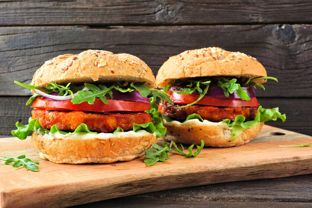 Hamburger vegani a base vegetale di ceci e patate dolci. Vista laterale su uno sfondo di legno scuro. - Foto, immagini