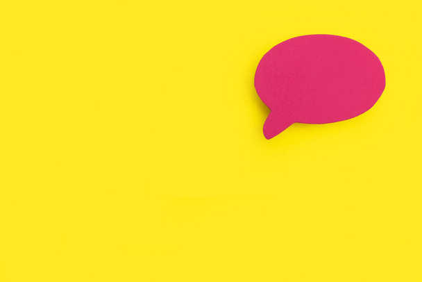 Blank pink speech bubble on a yellow background with copy space - Foto, immagini