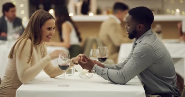 4k videó felvétel egy boldog fiatal párról, akinek romantikus randija van egy puccos étteremben.. - Felvétel, videó