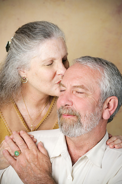 Senior Couple - Tender Kiss - Foto, Imagem