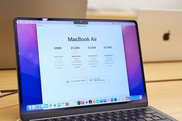 Ηνωμένο Βασίλειο, Newcastle upon Tyne, 15 Ιουλίου 2022 - New macBook Air 2022. Νέος αέρας macBook με επεξεργαστή M2. Τσιπ Apple M2. MacBook σε κατάστημα μήλων. Νέο φορητό υπολογιστή Apple. Φυλάσσετε έκθεση. - Φωτογραφία, εικόνα