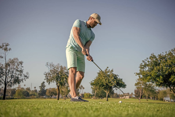 Aktive männliche Golfspieler auf professionellem Platz mit grünem Gras, Golfen. - Foto, Bild