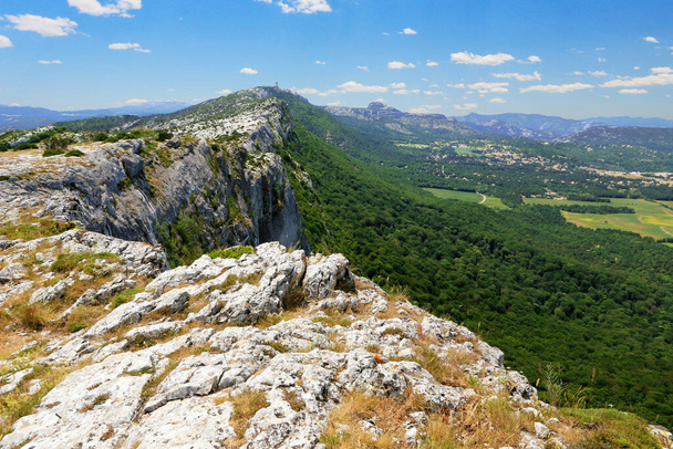A Sainte-Baume hegy sziklás csúcsa Provence-ban. - Fotó, kép
