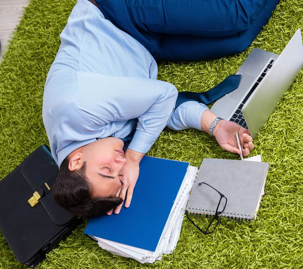 Ο κουρασμένος και εξαντλημένος επιχειρηματίας χαλαρώνει μετά από μια δύσκολη μέρα - Φωτογραφία, εικόνα