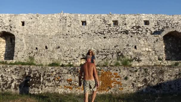 Ksamil, Albanien Ein Paar auf der Burg Ali Pascha, einer osmanischen Festung. - Filmmaterial, Video