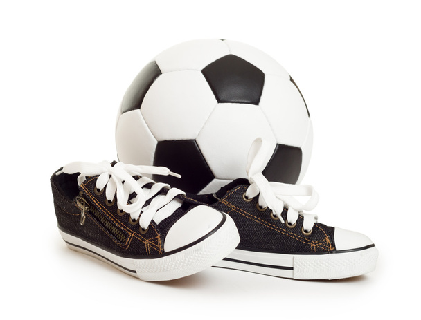 bola de futebol e sapatos esportivos em branco
 - Foto, Imagem