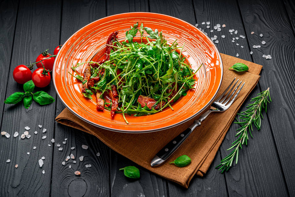 Salad with sun-dried tomatoes, arugula and herbs.Healthy salad - Foto, imagen