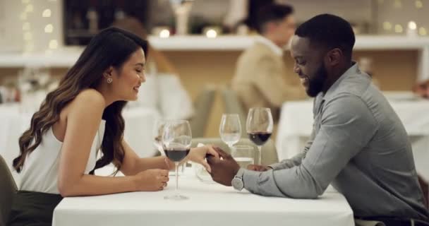 4k videomateriaalia onnellinen nuori pari ottaa romanttinen päivämäärä hienossa ravintolassa. - Materiaali, video