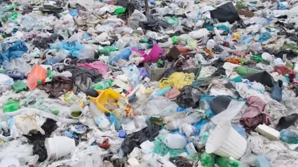 Загрязнение окружающей среды является экологической проблемой. Разлитый мусор на побережье океана, пустые использованные грязные пластиковые бутылки, Индийский океан, Бали - Кадры, видео