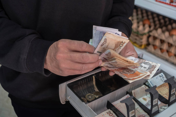 Kolumbijskie pieniądze, peso, w kasie. pojęcie ekonomii - Zdjęcie, obraz