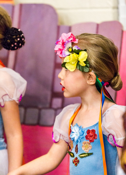 Маленькая девочка танцует в русском костюме
 - Фото, изображение