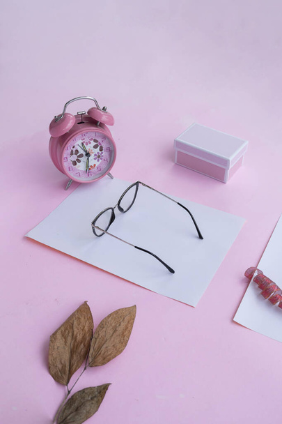 Концепция моды и красоты, лежащая плоская с квадратными очками, женские аксессуары на розовом фоне. - Фото, изображение