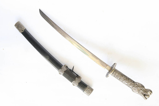 Japanisches Samurai Kurzschwert Wakizashi, mit Drachenornament, isoliert auf weißem Hintergrund - Foto, Bild