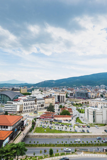 Skopje cityscape, the capital of North Macedonia, Europe. Skopje aerial view of the city square and downtown from the fortress. - Foto, Bild