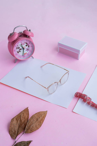 Fashion and beauty concept lying flat with square glasses, women's accessories on pink background. - Fotoğraf, Görsel