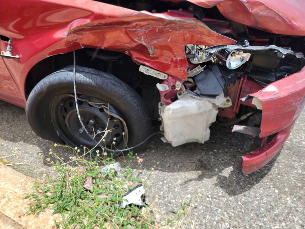 poškozené a rozbité červené auto nebo automobil na silnici nebo ulici - Fotografie, Obrázek