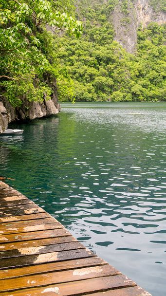 Agua cristalina en el lago Barracuda, Coron, Palawan. Rodeado de acantilados de piedra caliza, una popular atracción turística y lugar de buceo en Phillipines. - Foto, Imagen
