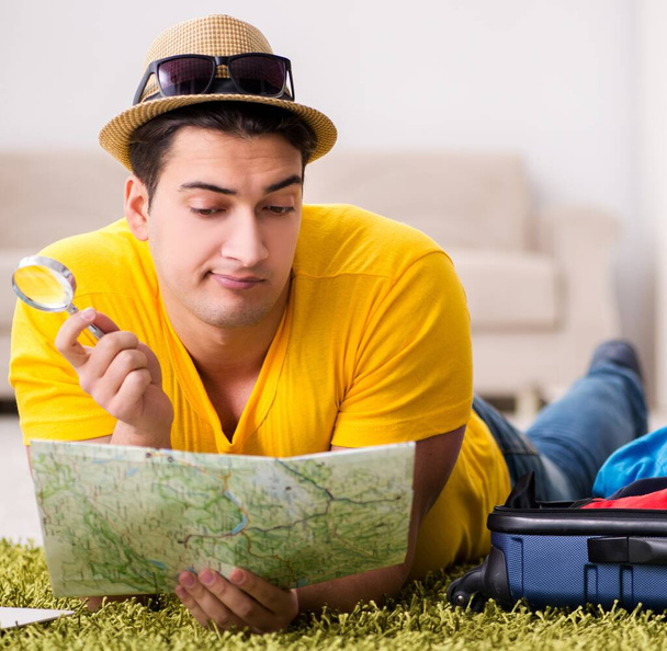 El hombre que planea su viaje de vacaciones con mapa - Foto, imagen