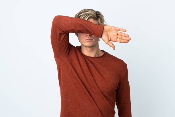 Englischer Mann über isoliertem weißem Hintergrund, der die Augen mit den Händen verdeckt - Foto, Bild