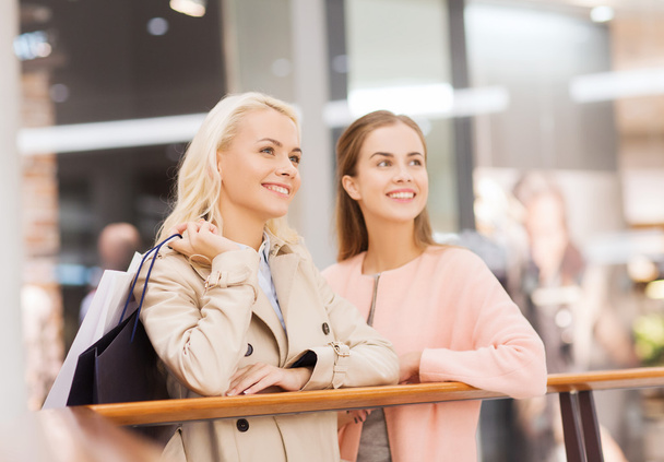 happy young women with shopping bags in mall - Fotoğraf, Görsel