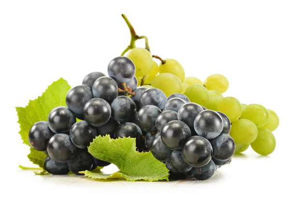 Dos racimos de uvas rojas y blancas aisladas sobre blanco
  - Foto, imagen
