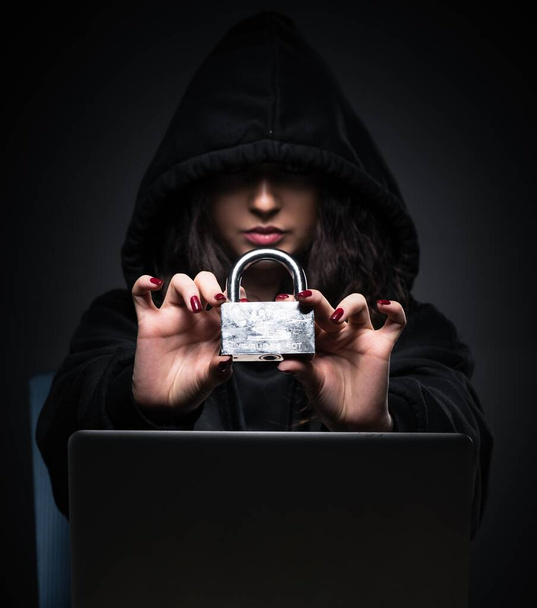 Η γυναίκα χάκερ hacking τείχος προστασίας ασφαλείας αργά στο γραφείο - Φωτογραφία, εικόνα