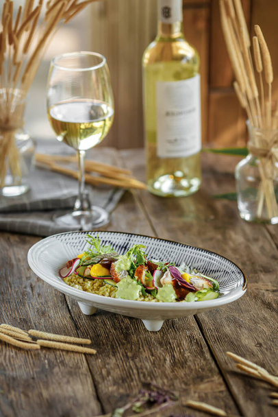 Ciotola gourmet di anguilla unagi e couscous con vino bianco  - Foto, immagini