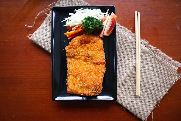 κοτόπουλο katsu don είναι ιαπωνικό φαγητό σερβίρεται με σάλτσα σόγιας στο τραπέζι - Φωτογραφία, εικόνα