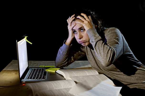 stres ve çalışmak için sınav kitapları bilgisayar dizüstü ile gece geç saatlerde genç çaresiz Üniversite öğrenci kız - Fotoğraf, Görsel