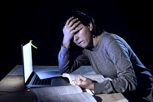 nuori epätoivoinen yliopisto opiskelija tyttö stressaantunut tentti opiskelu kirjoja ja tietokone kannettava myöhään yöllä
 - Valokuva, kuva