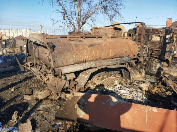 Bucha. Rusko-ukrajinská válka2022. Ruská vojenská vozidla zničena Bayraktar přesné údery. - Fotografie, Obrázek