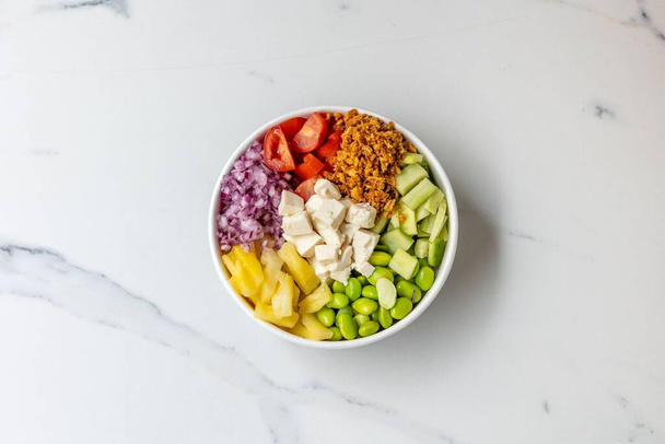 The top view of a bowl of healthy salad with feta cheese and veggies - Foto, afbeelding