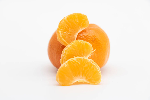 intero e fetta mandarino o kamala in un piatto isolato su sfondo bianco, - Foto, immagini