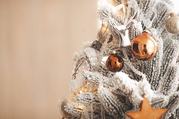 Рождественский фон Праздник Рождества. Рождественская елка Украшенная елка. - Фото, изображение