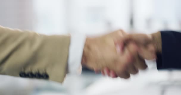Imágenes de video de 4k de dos empresarios irreconocibles estrechando la mano en una oficina. - Imágenes, Vídeo