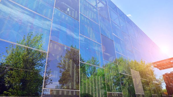 Detalles de arquitectura. Moderna fachada de cristal en un día soleado. Contexto empresarial. - Foto, imagen